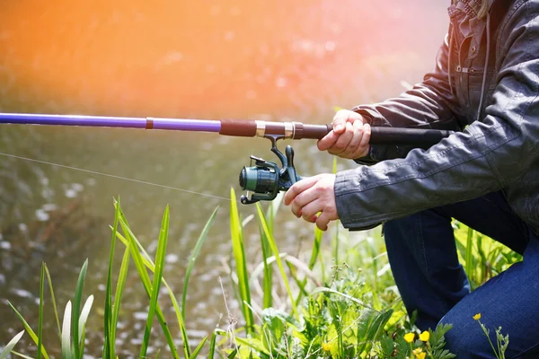 Fiske med ett fiskespö vid floden — Stockfoto