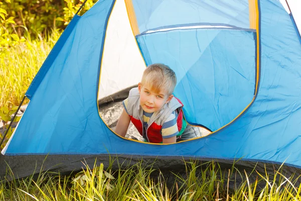 Sevimli küçük çocuk bir çadır. O yoluyla net görünüyor