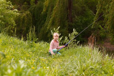 Nehirde balık tutan şirin küçük çocuk