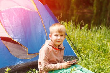 Bir oğlan tarafından cep telefonu yaz Park fotoğraf alıyor