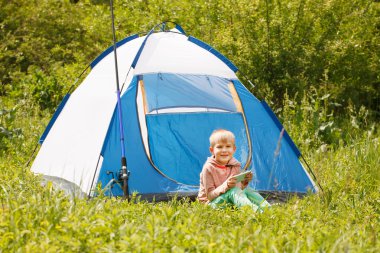 Çocuk oyun yaz Park, cep telefonu ile Merhaba oturur çadır