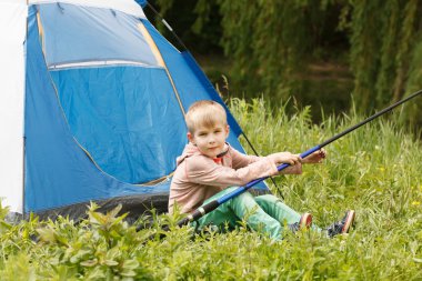 Çadırda kamp-kamp üzerinde çocuk
