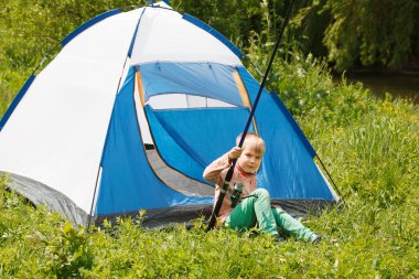 Çadırda kamp-kamp üzerinde çocuk