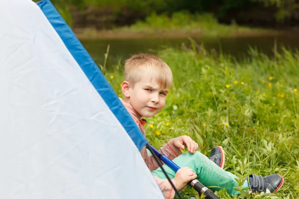 Campamento en la tienda-chico en el camping — Foto de Stock