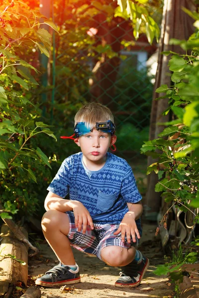 Enfant dans des lunettes et chemise ressemble à espion — Photo