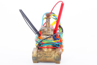 Doğaçlama patlayıcı beyaz bir arka plan üzerinde izole