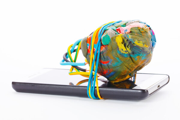 Импровизированное взрывное устройство, подключенное к мобильному телефону
