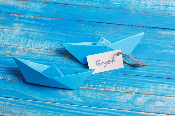 Barco de papel con un signo Target - concepto de viaje —  Fotos de Stock