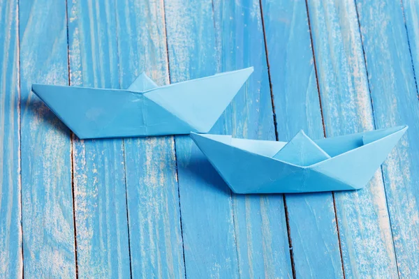 Origami de papel de barco sobre el fondo azul —  Fotos de Stock