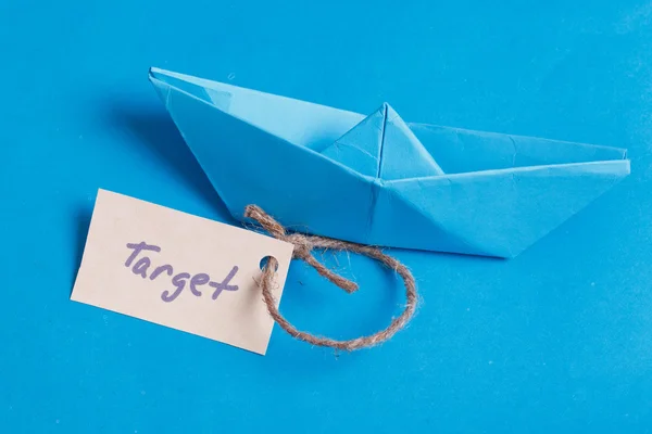Łódź papieru ze znakiem Target - podróżować pojęcie — Zdjęcie stockowe