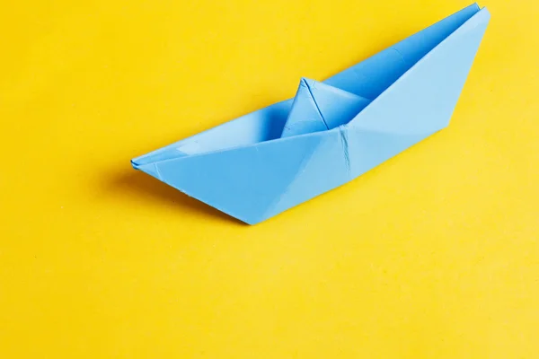 Βάρκα-οριγκάμι χαρτί στο μπλε φόντο — Φωτογραφία Αρχείου