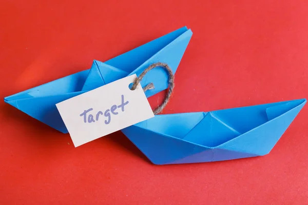 Barco de papel con un signo Target - concepto de viaje —  Fotos de Stock