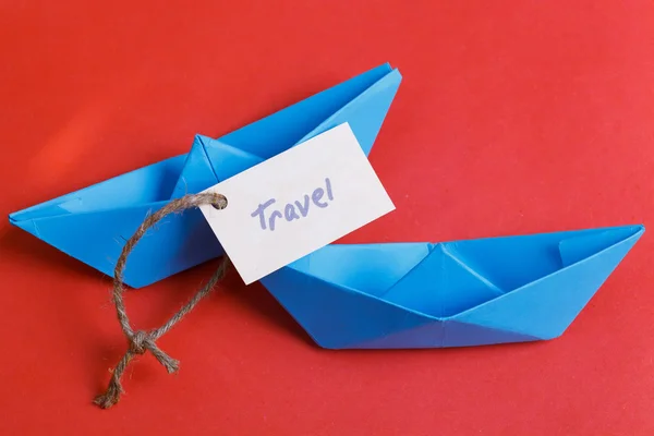 Barco de papel con un signo Travel - concepto de viaje —  Fotos de Stock