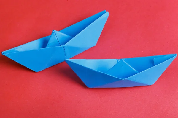 Βάρκα-οριγκάμι χαρτί στο μπλε φόντο — Φωτογραφία Αρχείου