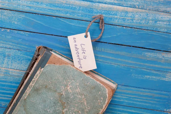 Das Leben ist Abenteuer und altes Buch - Vintage-Stil — Stockfoto