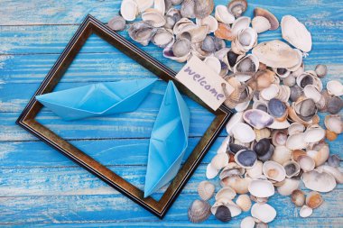 Kağıt tekne kabukları ve fotoğraf çerçevesi