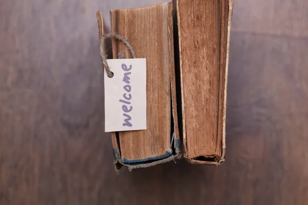 Concepto de lectura, Top Visto libro vintage con un signo - Bienvenido —  Fotos de Stock