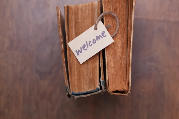 Lesekonzept, von oben betrachtetes Jahrbuch mit Schild - willkommen — Stockfoto