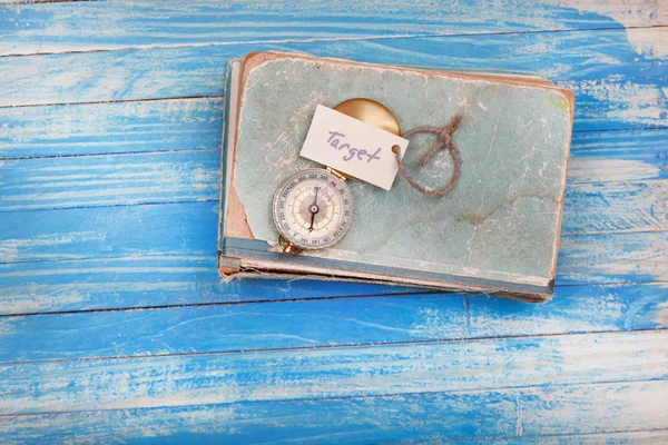 Señal de destino y brújula en el libro viejo - Estilo vintage — Foto de Stock