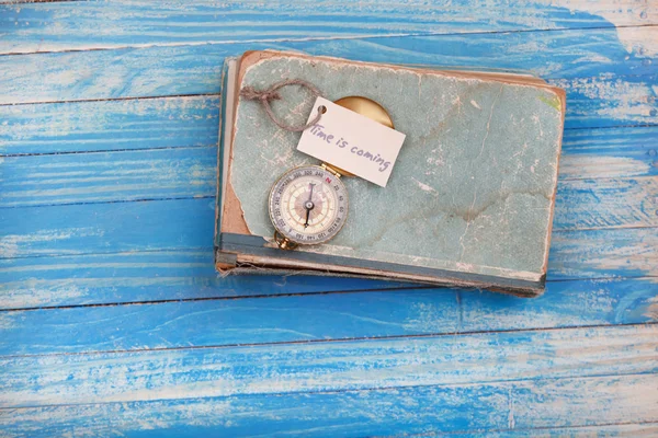 Sign Time arrive et Compass sur l'ancien livre - Style vintage — Photo