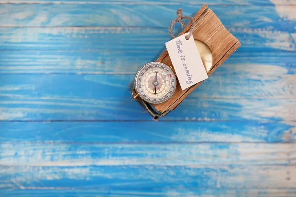 Sign Time arrive et Compass sur l'ancien livre - Style vintage — Photo