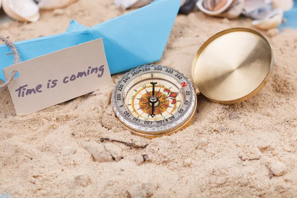 Brújula en la arena con Mensaje - El tiempo está llegando —  Fotos de Stock