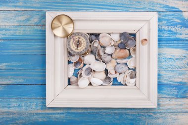 Fotoğraf çerçevesi mavi zemin üzerine eski pusula