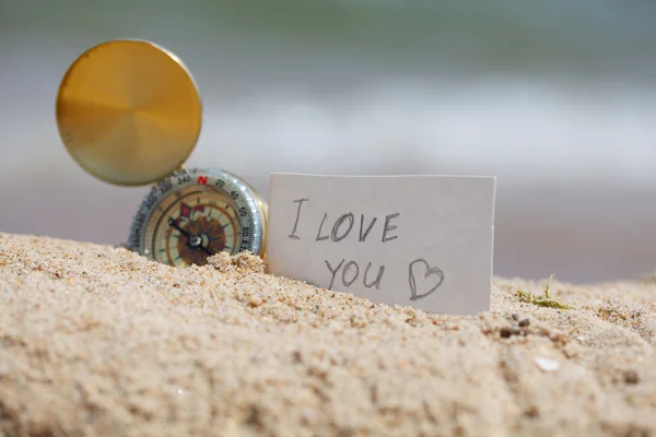 Компас в песке с Посланием - Я люблю тебя — стоковое фото