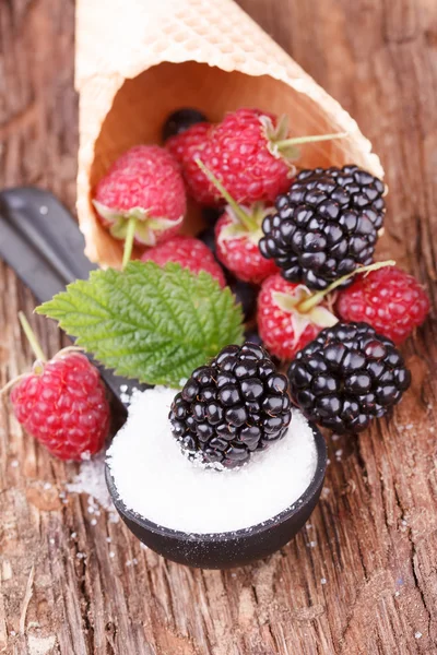 Frambuesas en una cuchara con azúcar — Foto de Stock