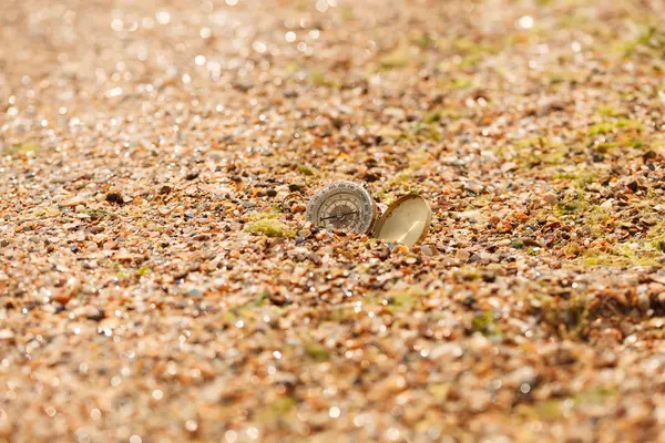 Oude kompas met zand als achtergrond — Stockfoto