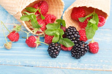 Waffle taze berry meyve ile