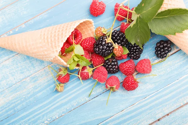 Gofres con fruta fresca de bayas — Foto de Stock