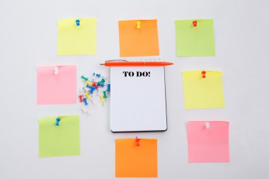 Yirmi dört saat ve haftada 7 gün. Kavramı yazmak Office tablo, not defteri ve renkli kalem. Yukarıdan kopya alanı ile göster