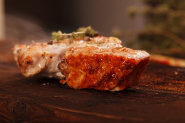 Çeşitli lezzetli ızgara et mangal üzerinde