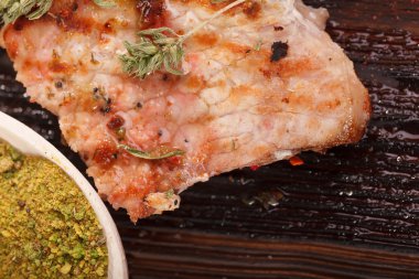 Çeşitli lezzetli ızgara et mangal üzerinde