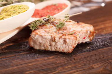 Çeşitli lezzetli ızgara et mangal üzerinde