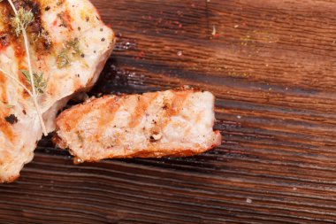 Çeşitli lezzetli ızgara et mangal üzerinde