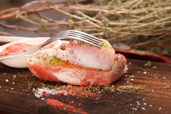 Filete de carne jugosa cruda sobre fondo de madera oscura — Foto de Stock