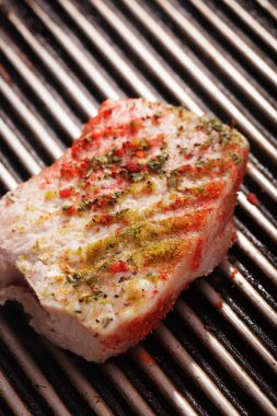 Çeşitli lezzetli ızgara et mangal üzerinde