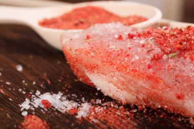 Koyu ahşap arka planda çiğ etli biftek.