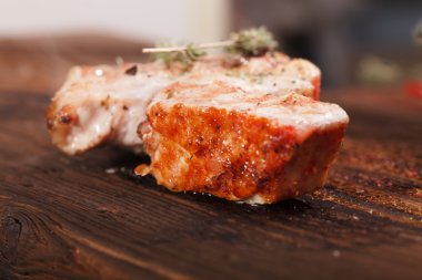 Çeşitli lezzetli ızgara et mangal üzerinde