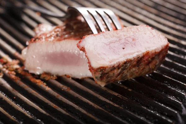Surtido de deliciosa carne a la parrilla en una barbacoa — Foto de Stock