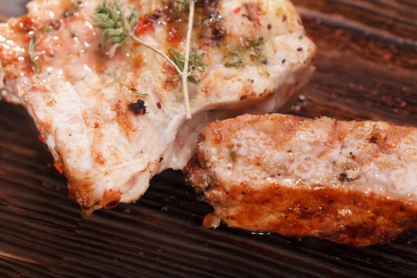 Geassorteerde heerlijk gegrilde vlees op een barbecue — Stockfoto