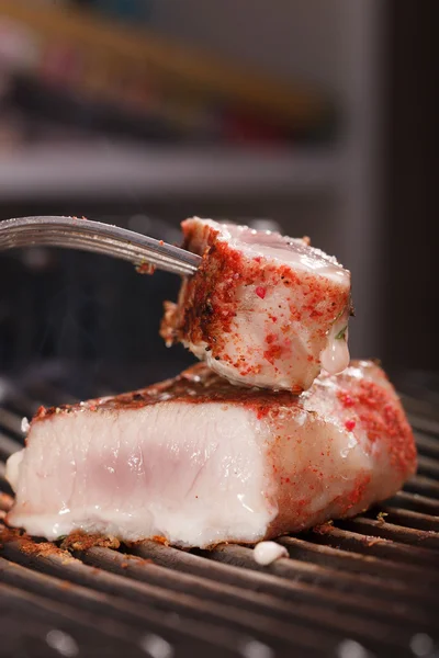 Surtido de deliciosa carne a la parrilla en una barbacoa — Foto de Stock