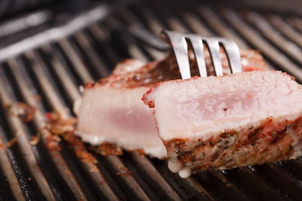 Geassorteerde heerlijk gegrilde vlees op een barbecue — Stockfoto