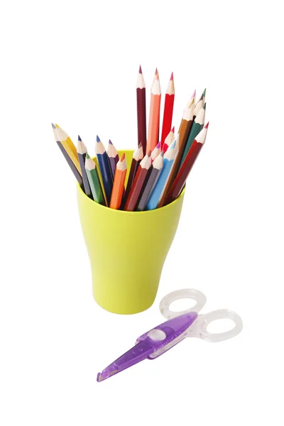 Lápices de colores en un vaso verde —  Fotos de Stock