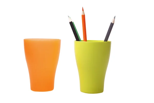 Цветные карандаши в зеленых и оранжевых очках — стоковое фото