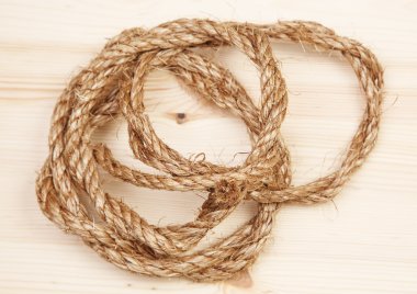 Ahşap tahta arka plan üzerinde ip