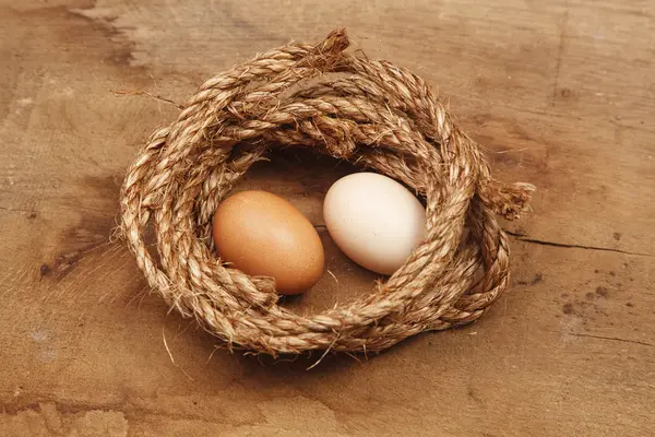 木製のテーブル背景に収穫と新鮮な卵 — ストック写真