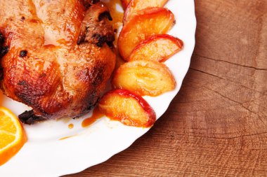 Elma ve portakal ile ördek kızartma